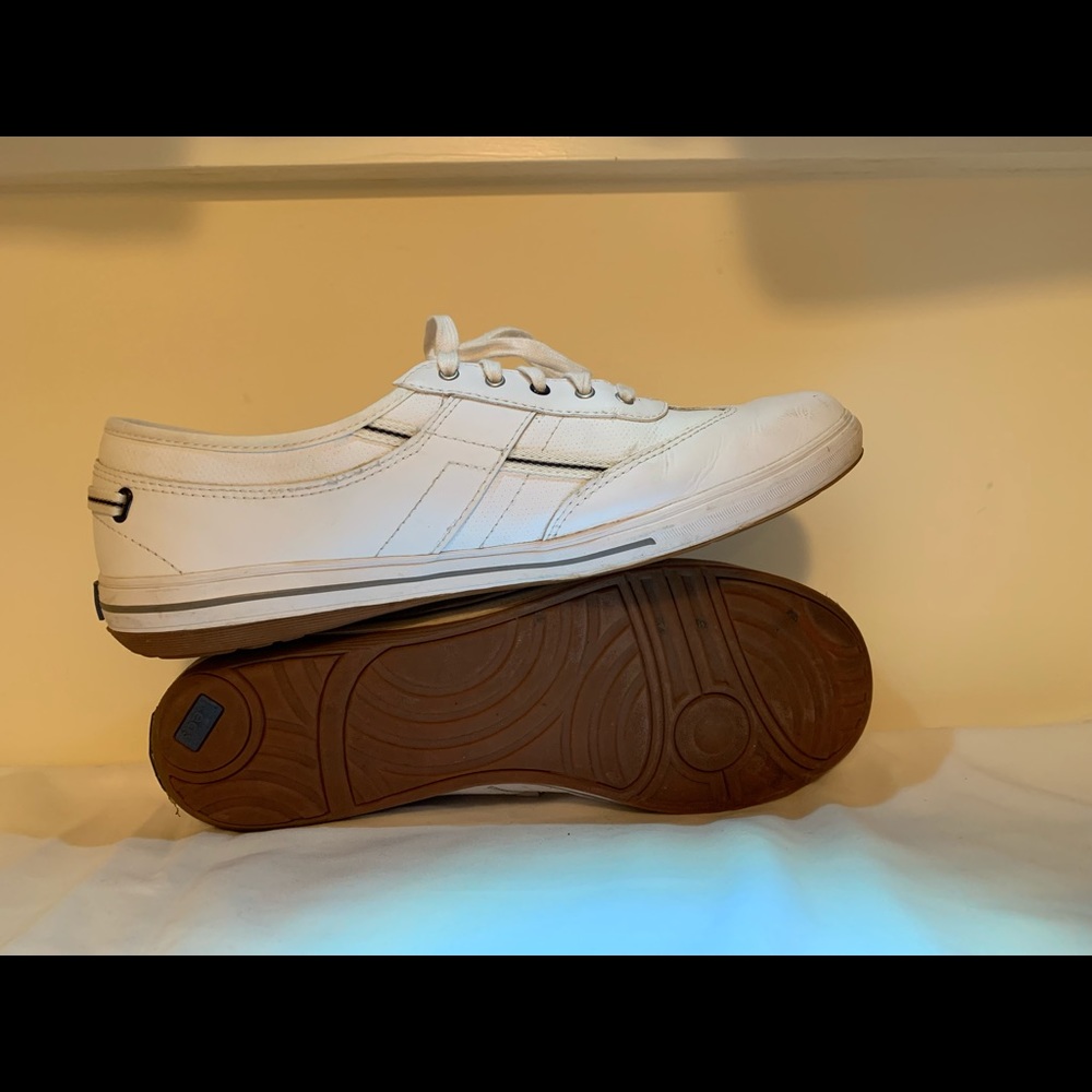 Gently worn, comfortable women’s tennis shoes!